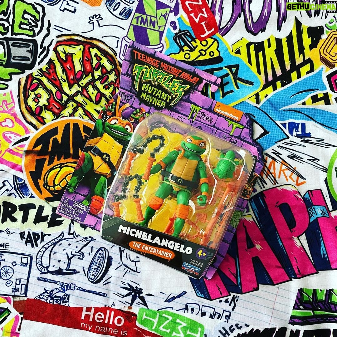 Shane Veryzer Instagram - We finally did it guys!! Thanks to the radical dudes from @nickelodeon at #vidcon I finally got a Michelangelo! #cowabunga #tmnt