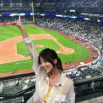 Shang-Fei Wang Instagram - Let’s go mariners 🔥 很幸運 可以連續兩場看到水手跟紅襪的對決 感謝我哥🤪 一方面要幫地主隊水手加油 一方面要幫紅襪張育成加油 沒有一刻是閒下來的😂 最喜歡最後一支影片的粉絲 全場的焦點 攝影師很懂抓 每次的音樂嗨點都會把鏡頭放回這位粉絲上 太可愛！ 最終他獲得「最有價值粉絲」 😂 真的是非他不可 #seattle #mariners