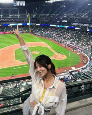 Shang-Fei Wang Instagram - Let’s go mariners 🔥
很幸運
可以連續兩場看到水手跟紅襪的對決
感謝我哥🤪

一方面要幫地主隊水手加油
一方面要幫紅襪張育成加油
沒有一刻是閒下來的😂

最喜歡最後一支影片的粉絲
全場的焦點
攝影師很懂抓
每次的音樂嗨點都會把鏡頭放回這位粉絲上
太可愛！
最終他獲得「最有價值粉絲」
😂 真的是非他不可

#seattle #mariners