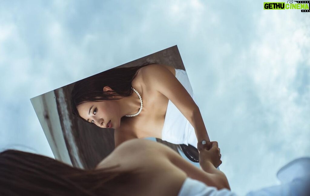 Shang-Fei Wang Instagram - 鏡- 照鏡子可以讓你直面自己的情緒和伴隨情緒而來的反應。 它還能幫助你學會用欣賞、同情和愛來反駁自我評判。 給自己多點自信 你是獨特的。 📷 @chicken_more 💇🏻‍♀ @isaaclinnnnnn