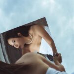 Shang-Fei Wang Instagram - 鏡- 照鏡子可以讓你直面自己的情緒和伴隨情緒而來的反應。 它還能幫助你學會用欣賞、同情和愛來反駁自我評判。 給自己多點自信 你是獨特的。 📷 @chicken_more 💇🏻‍♀️ @isaaclinnnnnn