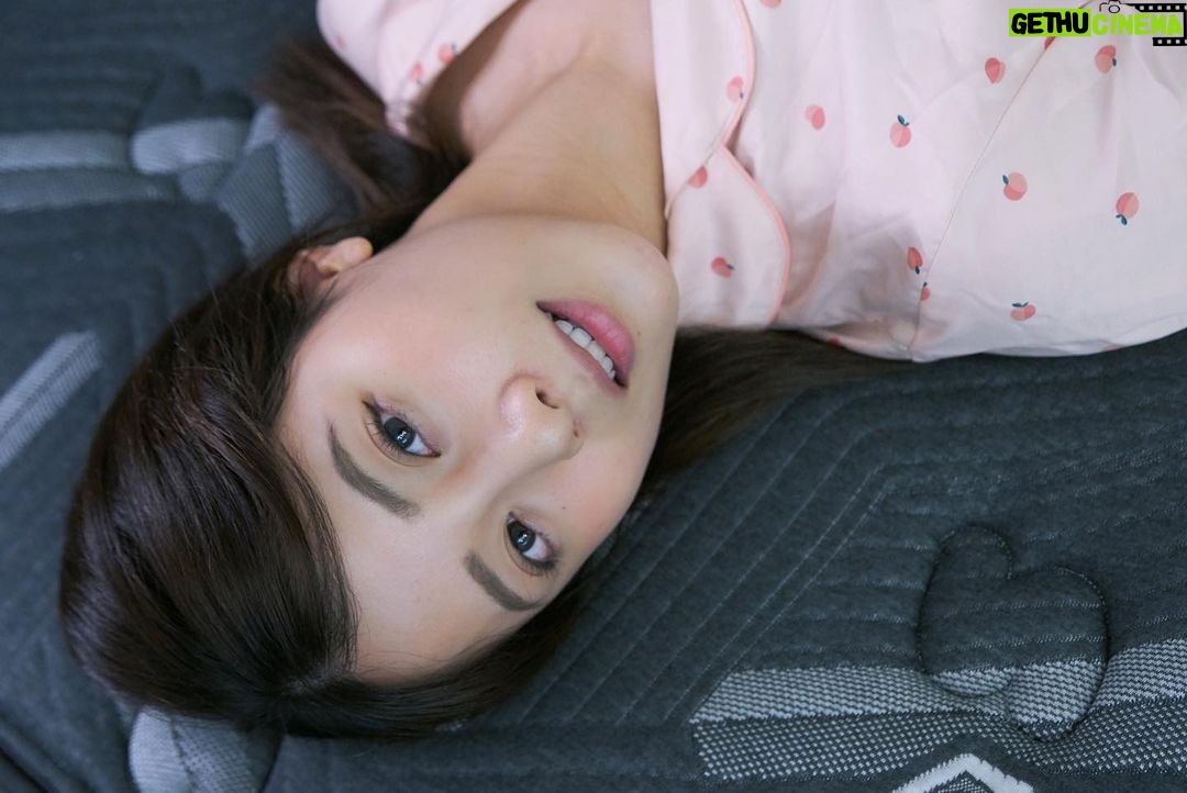 Shang-Fei Wang Instagram - 直到27歲, 才認知到一個床墊的好壞有多麽的重要 好的床墊可以讓你一覺到天亮 相反的,會讓你一整天都覺得全身不對勁 然後瘋狂拉筋?) 只為求一個舒服的身體狀態😂 最近換了新的住處,或許是原本的床墊老舊, 時常起床時腰痠背痛, 甚至越睡越累 後來朋友跟我分享她在睡的床墊 我才發現,「嗯! 床墊真的很重要! 」 聽完分享後,直衝門市 選了一個很符合我身體狀態的床墊 它叫「夜間模式」 喔對了! 我很喜歡他的slogan 「背部救星,整脊專家! 」完全中我的需求😂,而且硬度是我喜歡的 表層使用Graphene石墨烯表布 不僅能抗菌睡久又可以促進血液循環 裡面添加天然羊毛抗濕氣又環保 是個功能性極強的床墊 。 至今已經睡了一個多禮拜 睡眠品質明顯變好了 很開心能選中自己喜歡又適合的床墊!! 我終於可以好好睡覺了!🤩 #找床墊充個墊 #夜間模式 #真硬真舒適 📸 @jingsihjiang ❤️❤️❤️❤️