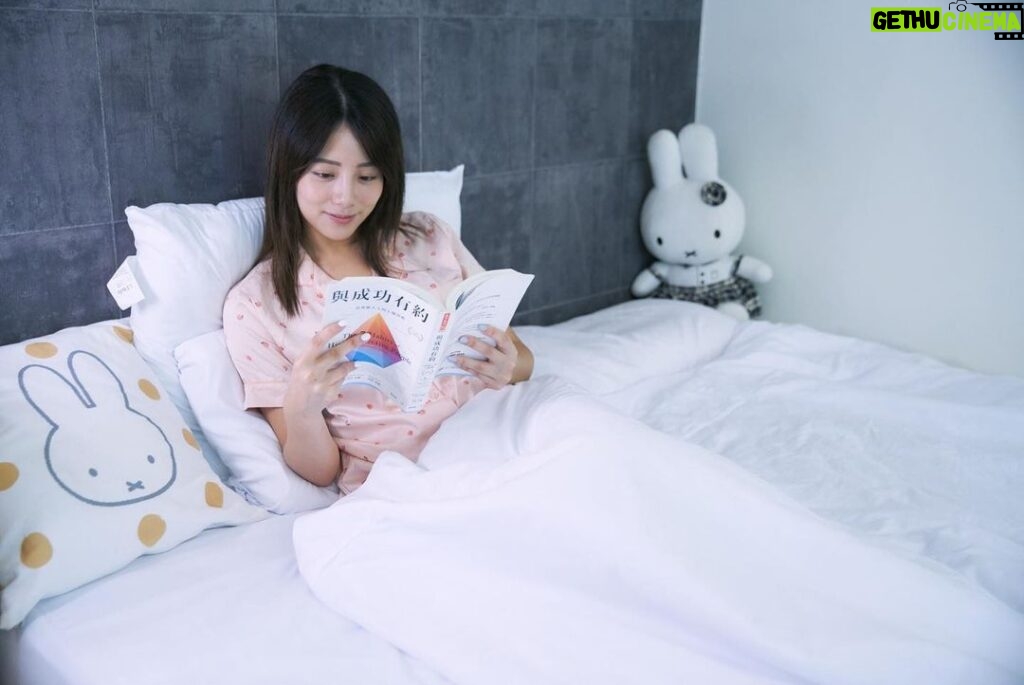 Shang-Fei Wang Instagram - 直到27歲， 才認知到一個床墊的好壞有多麽的重要 好的床墊可以讓你一覺到天亮 相反的，會讓你一整天都覺得全身不對勁 然後瘋狂拉筋？） 只為求一個舒服的身體狀態😂 最近換了新的住處，或許是原本的床墊老舊， 時常起床時腰痠背痛， 甚至越睡越累 後來朋友跟我分享她在睡的床墊 我才發現，「嗯！ 床墊真的很重要！ 」 聽完分享後，直衝門市 選了一個很符合我身體狀態的床墊 它叫「夜間模式」 喔對了！ 我很喜歡他的slogan 「背部救星，整脊專家! 」完全中我的需求😂，而且硬度是我喜歡的 表層使用Graphene石墨烯表布 不僅能抗菌睡久又可以促進血液循環 裡面添加天然羊毛抗濕氣又環保 是個功能性極強的床墊 。 至今已經睡了一個多禮拜 睡眠品質明顯變好了 很開心能選中自己喜歡又適合的床墊！！ 我終於可以好好睡覺了！🤩 #找床墊充個墊 #夜間模式 #真硬真舒適 📸 @jingsihjiang ❤❤❤❤