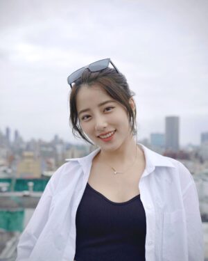 Shang-Fei Wang Instagram - 簡約的幾何線條設計
交織出我與媽咪的幸福關係
鑽石閃耀頸肩
點綴出我與媽咪的重要連結
即使在外地工作，
依舊每天與媽媽電話聊近況
你有多久沒有打電話給媽媽了？
有多久沒有跟媽媽一起享受母女時光

媽，有你在的地方最幸福
 I love you mom 🤍🤍

@chowsangsangtw_official

#點睛品 #如鑽石閃耀的溫馨五月 #momiloveyou