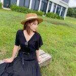 Shang-Fei Wang Instagram - #中秋節快樂 會做人， 就是說話及做事能讓身邊的人感到舒服， 而要舒服就是要做好溝通。 人是主要依靠語言溝通的動物， 就讓你的每一次說話， 都真誠的表達你的「真誠」吧！ 祝 中秋節快樂❤️ Clothes / @almi.apparel @chloehidemi #雲太美不想下山 雲太美不想下山民宿