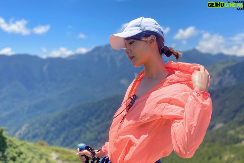 Shang-Fei Wang Instagram - 我又來了 合歡山北峰🔥 #合歡山 #北峰 #與家人的固定約會 #爸媽比我還會爬 北峰1.2k處