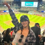 Shang-Fei Wang Instagram - Let’s go mariners 🔥 很幸運 可以連續兩場看到水手跟紅襪的對決 感謝我哥🤪 一方面要幫地主隊水手加油 一方面要幫紅襪張育成加油 沒有一刻是閒下來的😂 最喜歡最後一支影片的粉絲 全場的焦點 攝影師很懂抓 每次的音樂嗨點都會把鏡頭放回這位粉絲上 太可愛！ 最終他獲得「最有價值粉絲」 😂 真的是非他不可 #seattle #mariners