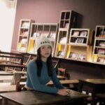 Shang-Fei Wang Instagram – 學生時期
最喜歡在自己的座位上
放自己專屬的東西
而且還要擺放整齊
就是我準備上課前的小小儀式感😜

你書桌上都喜歡放什麼？ 😏

#最愛跳格子 #要用石頭在柏油路上畫