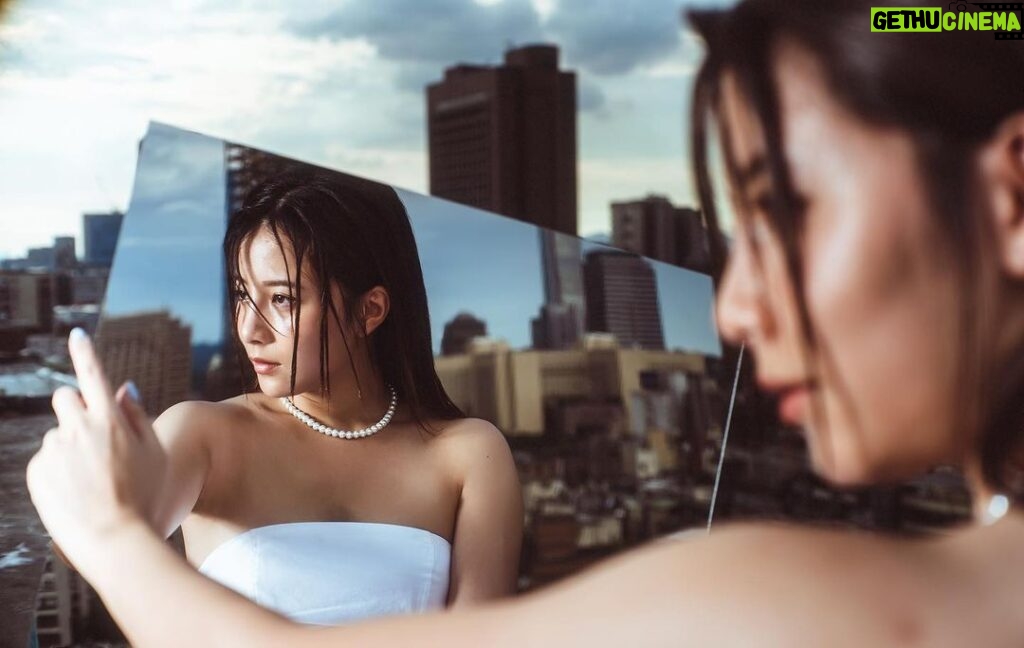 Shang-Fei Wang Instagram - 鏡- 照鏡子可以讓你直面自己的情緒和伴隨情緒而來的反應。 它還能幫助你學會用欣賞、同情和愛來反駁自我評判。 給自己多點自信 你是獨特的。 📷 @chicken_more 💇🏻‍♀ @isaaclinnnnnn