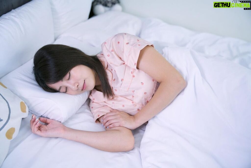 Shang-Fei Wang Instagram - 直到27歲， 才認知到一個床墊的好壞有多麽的重要 好的床墊可以讓你一覺到天亮 相反的，會讓你一整天都覺得全身不對勁 然後瘋狂拉筋？） 只為求一個舒服的身體狀態😂 最近換了新的住處，或許是原本的床墊老舊， 時常起床時腰痠背痛， 甚至越睡越累 後來朋友跟我分享她在睡的床墊 我才發現，「嗯！ 床墊真的很重要！ 」 聽完分享後，直衝門市 選了一個很符合我身體狀態的床墊 它叫「夜間模式」 喔對了！ 我很喜歡他的slogan 「背部救星，整脊專家! 」完全中我的需求😂，而且硬度是我喜歡的 表層使用Graphene石墨烯表布 不僅能抗菌睡久又可以促進血液循環 裡面添加天然羊毛抗濕氣又環保 是個功能性極強的床墊 。 至今已經睡了一個多禮拜 睡眠品質明顯變好了 很開心能選中自己喜歡又適合的床墊！！ 我終於可以好好睡覺了！🤩 #找床墊充個墊 #夜間模式 #真硬真舒適 📸 @jingsihjiang ❤❤❤❤