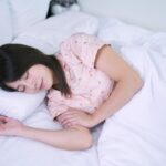 Shang-Fei Wang Instagram – 直到27歲，
才認知到一個床墊的好壞有多麽的重要
好的床墊可以讓你一覺到天亮
相反的，會讓你一整天都覺得全身不對勁
然後瘋狂拉筋？） 
只為求一個舒服的身體狀態😂

最近換了新的住處，或許是原本的床墊老舊，
時常起床時腰痠背痛， 甚至越睡越累
後來朋友跟我分享她在睡的床墊
我才發現，「嗯！ 床墊真的很重要！ 」
聽完分享後，直衝門市
選了一個很符合我身體狀態的床墊
它叫「夜間模式」 喔對了！ 
我很喜歡他的slogan 「背部救星，整脊專家! 」完全中我的需求😂，而且硬度是我喜歡的
表層使用Graphene石墨烯表布
不僅能抗菌睡久又可以促進血液循環
裡面添加天然羊毛抗濕氣又環保
是個功能性極強的床墊 。

至今已經睡了一個多禮拜
睡眠品質明顯變好了
很開心能選中自己喜歡又適合的床墊！！ 
我終於可以好好睡覺了！🤩

#找床墊充個墊
#夜間模式
#真硬真舒適 

📸  @jingsihjiang ❤️❤️❤️❤️