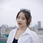 Shang-Fei Wang Instagram – 簡約的幾何線條設計
交織出我與媽咪的幸福關係
鑽石閃耀頸肩
點綴出我與媽咪的重要連結
即使在外地工作，
依舊每天與媽媽電話聊近況
你有多久沒有打電話給媽媽了？
有多久沒有跟媽媽一起享受母女時光

媽，有你在的地方最幸福
 I love you mom 🤍🤍

@chowsangsangtw_official

#點睛品 #如鑽石閃耀的溫馨五月 #momiloveyou