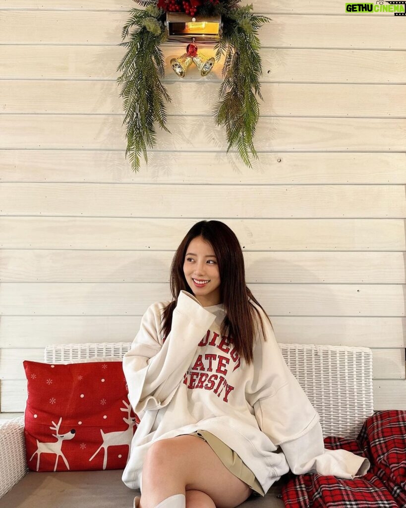 Shang-Fei Wang Instagram - Merry Christmas 🎄🎁💛💚 #christmas