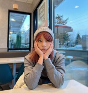 Shang-Fei Wang Instagram - 轉念的重要性
-
很奇妙
有時候人會陷在一個情緒裡走不出來
開始讓自己變成偶像劇裡的悲情角色
然後無法抽離
或許這是必經之路
但如果你換個角度想、換個視角、換個方法
你一定會感受到
事情開始如你所願