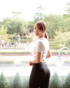 Shang-Fei Wang Instagram - 轉眼間， 2022年只剩不到一個月了 這一年你學到什麼？得到了什麼呢？ 最近時常有一句話在我的腦中盤旋 「you only live once」 人生只有一次，即時行樂 對於很多本來會猶豫老半天， 會因為懶惰而擱著不放的事情， 現在變得更積極去處理、面對， 像是殺青之後想嘗試開自己的快閃課程一樣， 不嘗試哪知道哪裡不行，哪裡要改進？ 我常告訴自己， 你認真努力， 老天爺絕不辜負你！ 燃燒每一刻的力量， 學習、嘗試新的事物， 不論什麼都好， 就是不要浪費時間跟生命， 當然還是要以正向的為主啦😳 最後一個月一樣不能好吃懶做！ 繼續努力繼續奮鬥 You only live once 🔥 #過年就好好放鬆吧 #youonlyliveonce 📷 @kelly_thxkelly_