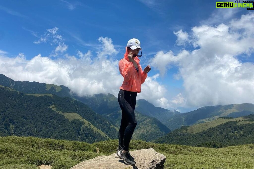 Shang-Fei Wang Instagram - 我又來了 合歡山北峰🔥 #合歡山 #北峰 #與家人的固定約會 #爸媽比我還會爬 北峰1.2k處