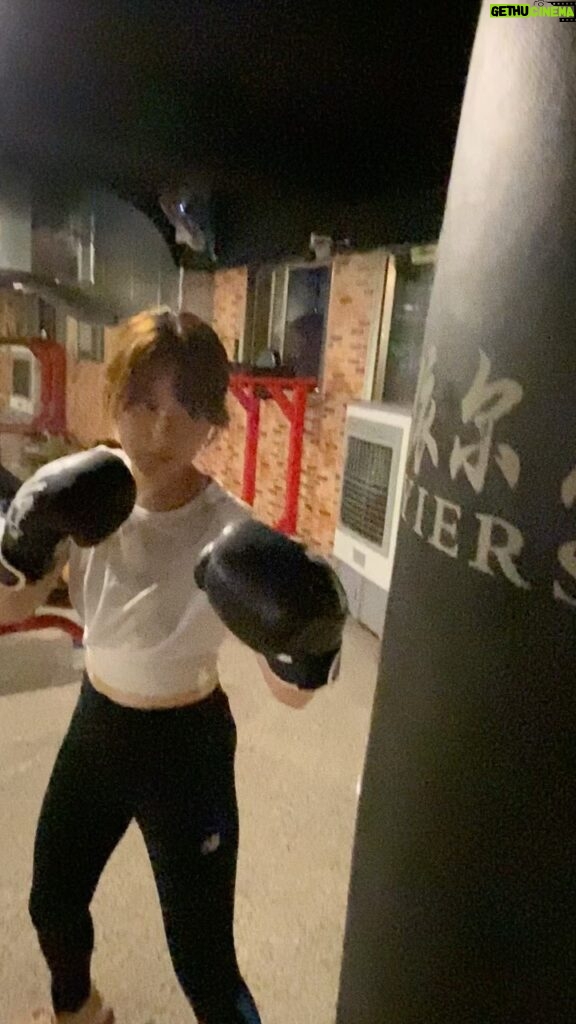 Shang-Fei Wang Instagram - 謝謝張教練 @mr.thomas_________ 學生會繼續努力的🔥🔥🔥🔥 #拳擊 #boxing #boxingtraining