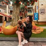 Shang-Fei Wang Instagram – 過年要到了🫶
我跟荳荳先預祝大家新年快樂～🐶

Shoes @amaitw