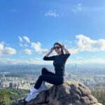 Shang-Fei Wang Instagram – 偶爾上山呼吸新鮮空氣真的很棒💛
Thank you Peggy😍

#moutainclimbing #friends #剪刀石 #內湖金面山