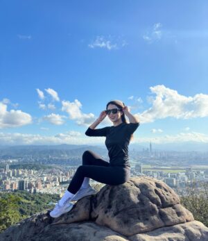 Shang-Fei Wang Instagram - 偶爾上山呼吸新鮮空氣真的很棒💛
Thank you Peggy😍

#moutainclimbing #friends #剪刀石 #內湖金面山