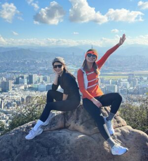 Shang-Fei Wang Instagram - 偶爾上山呼吸新鮮空氣真的很棒💛
Thank you Peggy😍

#moutainclimbing #friends #剪刀石 #內湖金面山