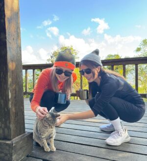 Shang-Fei Wang Instagram - 偶爾上山呼吸新鮮空氣真的很棒💛
Thank you Peggy😍

#moutainclimbing #friends #剪刀石 #內湖金面山