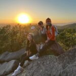Shang-Fei Wang Instagram - 偶爾上山呼吸新鮮空氣真的很棒💛 Thank you Peggy😍 #moutainclimbing #friends #剪刀石 #內湖金面山