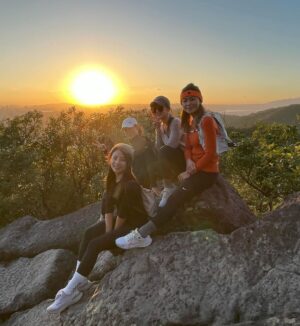 Shang-Fei Wang Instagram - 偶爾上山呼吸新鮮空氣真的很棒💛
Thank you Peggy😍

#moutainclimbing #friends #剪刀石 #內湖金面山