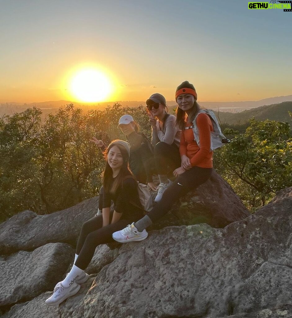 Shang-Fei Wang Instagram - 偶爾上山呼吸新鮮空氣真的很棒💛 Thank you Peggy😍 #moutainclimbing #friends #剪刀石 #內湖金面山