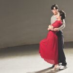 Shang-Fei Wang Instagram - 「關於開心鬼」 曼柔 一個敢衝敢撞追求自己夢想的女孩 跟大學畢業的我很像 心理壓力肯定很重 演藝圈的不確定太大了 什麼時候可以拿到自己喜歡且適合的角色 什麼時候可以有個穩穩的收入 這都是要進入演藝圈前必須做好的心理準備 但，曼柔很棒的是 她不畏懼，她的核心目標就是 「闖出一片天讓自己的家人驕傲」 她相信總有一天一定會有人看見她的存在。 文俊也成為彼此間的重要人物 這樣的一來一往 這樣堅定的友情跟助力 讓彼此都完成自己的心願跟目標。 「文俊曼柔」是個比愛情還更偉大的友情 無堅不摧 誰給欺負曼柔 文俊就會來找你了🤣 哈哈哈哈哈 #開心鬼 #緯來電影台
