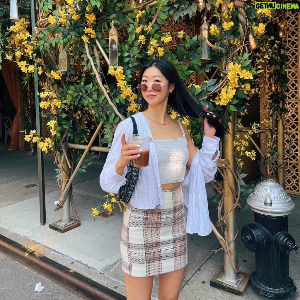 Shannon Dang Instagram - Aimless coffee walks spark joy 🤍 New York City