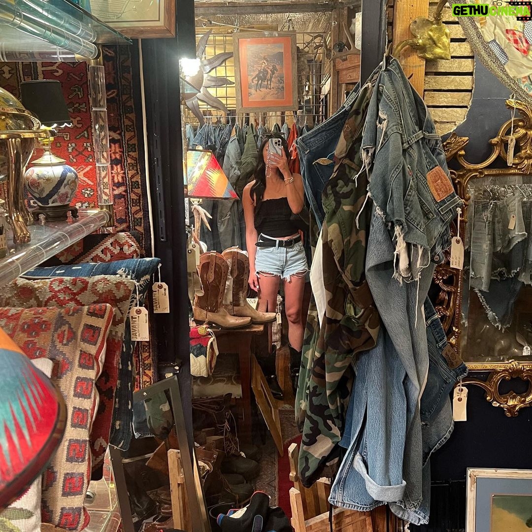 Shannon Dang Instagram - It's giving Hannah Montana meets Neon Cowgirl💕👢 Nashville, Tennessee