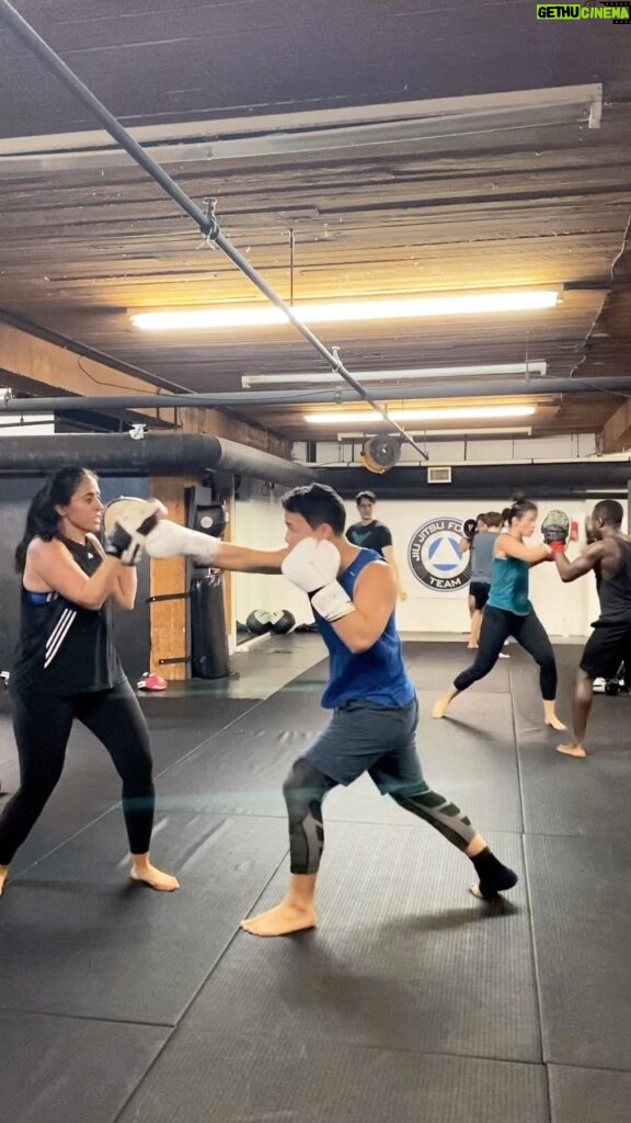 Shannon Kook Instagram - Haven’t been kicking since the old injury last year but I’ll be back at that soon enough. Really enjoying the excuse to just focus on hands right now 🥊 Thanks for always delivering great material to work on @christiancasadei_. Loving every session. #padworkdrills #rivalrb10 #boxingcombos Downtown Vancouver