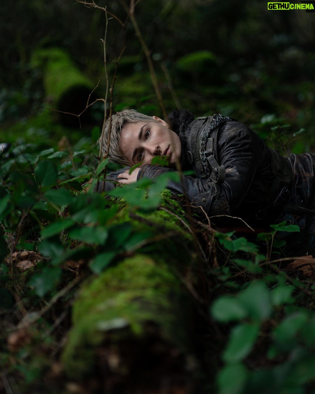 Shannon Kook Instagram - Jordan’s POV… Hope. #The100 - with @shelby.flannery #ShannonKookPhotography #ShookReel #The100edit #ShelbyFlannery #hopediyoza #HopeDiyozaEdit #JordanJasperGreen #thecwthe100 #thecw #vancouverphotographer #actorportrait #actorsonset #the100bts Maple Ridge, British Columbia