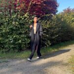 Sharon Battiste Instagram - Heute möchte ich ein wichtiges Thema ansprechen, das insbesondere Frauen betrifft 🚺 🙏🏾 Anzeige Habt ihr gewusst, dass weltweit bereits 80% der Frauen Erfahrungen mit Belästigungen in der Öffentlichkeit gemacht haben? Diese erschreckende Statistik hat mich sensibilisiert, und ich möchte euch auf das Stand Up Trainingsprogramm von @lorealparis aufmerksam machen. Um Selbstwertgefühl immer und überall möglich zu machen, rief @lorealparis gemeinsam mit der NGO das Stand Up Trainingsprogramm zur Prävention von Belästigung in der Öffentlichkeit und zur Schaffung von sicheren öffentlichen Räumen für alle ins Leben. In einem kurzen Video werden die von Experten geprüften Verhaltensregeln der 5D Methode erklärt, um euch das angemessene Verhalten bei Belästigungssituationen zu vermitteln. Ebenso erfahrt ihr, wie wir/ihr helfen könnt, wenn ihr Zeuge einer solchen Situation werdet. 🙏🏾 Bitte nehmt euch einen Moment Zeit, um dieses kostenlose Trainingsprogramm anzusehen 🤍🙏🏾 #WeStandUp #lorealparis