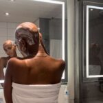 Sharon Battiste Instagram - Mit Liebe zur Haut und Selbstakzeptanz 💙 Anzeige Meine Reise zu mehr Selbstliebe umfasst auch die Pflege meiner Haut/Kopfhaut, vor allem bei meiner Diagnose Alopecia Areata. Die @larocheposay Lipikar Urea 10% ist mein Vertrauensbegleiter. 48 Stunden Feuchtigkeit und Beruhigung - das ist Selbstliebe pur! 💙 #selbstliebe #alopecia #kopfhautpflege #hautpflege #larocheposay #skinismorethanskin #lipikarurea #skincare