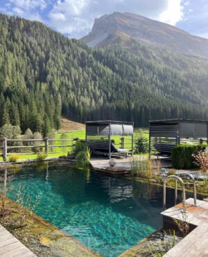 Sharon Battiste Instagram - 🍀 G E W I N N S P I E L 🏔️ - Anzeige

Unsere Zeit in Österreich war einfach der Hammer – Natur, Berge und jede Menge Entspannung 😍 Danke an das gesamte Team von @alpinhotel.berghaus für diese tolle Zeit 💚

Jetzt könnt ihr dasselbe erleben, denn wir verlosen gemeinsam mit @alpinhotel.berghaus , 7 Nächte, Berghaus Komfort-Suite mit Private-Spa (eigene Sauna 🧖🏾‍♀️ 🧖🏻), Halbpension (Frühstück, Nachmittagsjause und 5-gängiges Abendmenü, Exkl. Getränke) 
💚🏔️ 

Mitmachen ist kinderleicht:

- Doppelklick für den Like, damit wir wissen, dass ihr Bock habt! 🤩
- Markiert euren Bergbuddy in den Kommentaren 👬
- Folgt @alpinhotel.berghaus , @janhoffmann__ und @sharonbattiste_ 🏔️

Hier sind die weiteren Fakten:

Du darfst teilnehmen wenn du über 18 Jahre alt bist.
Die Gewinner werden aus dem Hut gezaubert und via DM persönlich benachrichtigt. 🪄

Gewinnspiel hat keinen Zusammenhang mit Instagram. 

Rechtsweg und Barauszahlung ausgeschlossen.

Reisezeitraum außerhalb von Ferienzeiten und nach Absprache mit @alpinhotel.berghaus 🏔️

Die Teilnahme endet am 22.10.2023 um 20 Uhr. Viel Glück 💚🏔️🍀

#gewinnspiel #alpinhotelberghaus #auszeitindenbergen #österreichurlaub