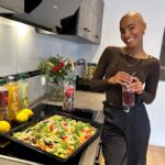 Sharon Battiste Instagram - Anzeige | 🌱 Obwohl der Veganuary sich dem Ende zuneigt, habe ich mich entschlossen auch in Zukunft vegane Rezepte in meinen Alltag einzubauen, denn veganes Essen ist nicht nur gut für die Umwelt und Tiere, sondern kann auch unglaublich lecker sein. Mit dabei ist meine Lieblings-ViO BiO LiMO ! 🌱 Probiert es aus und lasst euch von der Vielfalt überraschen - mit einem erfrischenden Schluck ViO BiO LiMO! #Veganuary #ViOBiOLiMO #Pflanzenpower #NachhaltigerGenuss ✨🌱