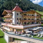 Sharon Battiste Instagram - 🍀 G E W I N N S P I E L 🏔️ - Anzeige Unsere Zeit in Österreich war einfach der Hammer – Natur, Berge und jede Menge Entspannung 😍 Danke an das gesamte Team von @alpinhotel.berghaus für diese tolle Zeit 💚 Jetzt könnt ihr dasselbe erleben, denn wir verlosen gemeinsam mit @alpinhotel.berghaus , 7 Nächte, Berghaus Komfort-Suite mit Private-Spa (eigene Sauna 🧖🏾‍♀️ 🧖🏻), Halbpension (Frühstück, Nachmittagsjause und 5-gängiges Abendmenü, Exkl. Getränke) 💚🏔️ Mitmachen ist kinderleicht: - Doppelklick für den Like, damit wir wissen, dass ihr Bock habt! 🤩 - Markiert euren Bergbuddy in den Kommentaren 👬 - Folgt @alpinhotel.berghaus , @janhoffmann__ und @sharonbattiste_ 🏔️ Hier sind die weiteren Fakten: Du darfst teilnehmen wenn du über 18 Jahre alt bist. Die Gewinner werden aus dem Hut gezaubert und via DM persönlich benachrichtigt. 🪄 Gewinnspiel hat keinen Zusammenhang mit Instagram. Rechtsweg und Barauszahlung ausgeschlossen. Reisezeitraum außerhalb von Ferienzeiten und nach Absprache mit @alpinhotel.berghaus 🏔️ Die Teilnahme endet am 22.10.2023 um 20 Uhr. Viel Glück 💚🏔️🍀 #gewinnspiel #alpinhotelberghaus #auszeitindenbergen #österreichurlaub Alpinhotel Berghaus Wellness & SPA
