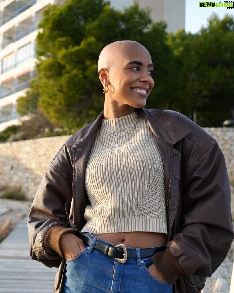 Sharon Battiste Instagram - 🤎🐻 #alopecia #happy #baldgirl