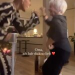 Sharon Battiste Instagram - Unbezahlbare Momente des Lebens ❤️👵🏼 #oma #tanzen #familie #weihnachten #liebe