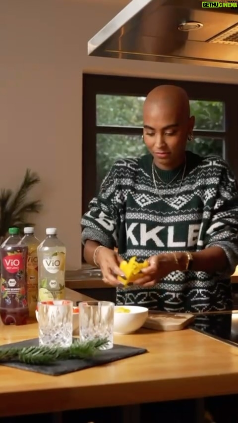 Sharon Battiste Instagram - Anzeige | Grauer Tag, gesunde Snacks und die köstliche ViO BiO LiMO – perfekte Begleiter für gemütliche Zweisamkeit mit Jan. Entspanne dich, schnapp dir auch eine und lass uns gemeinsam die kleinen Freuden des Lebens genießen. ✨🌿 #Genussmomente #ViOBiOLiMO #EinSchlückchenZuhause #heimat 🎥- @shadi.3001
