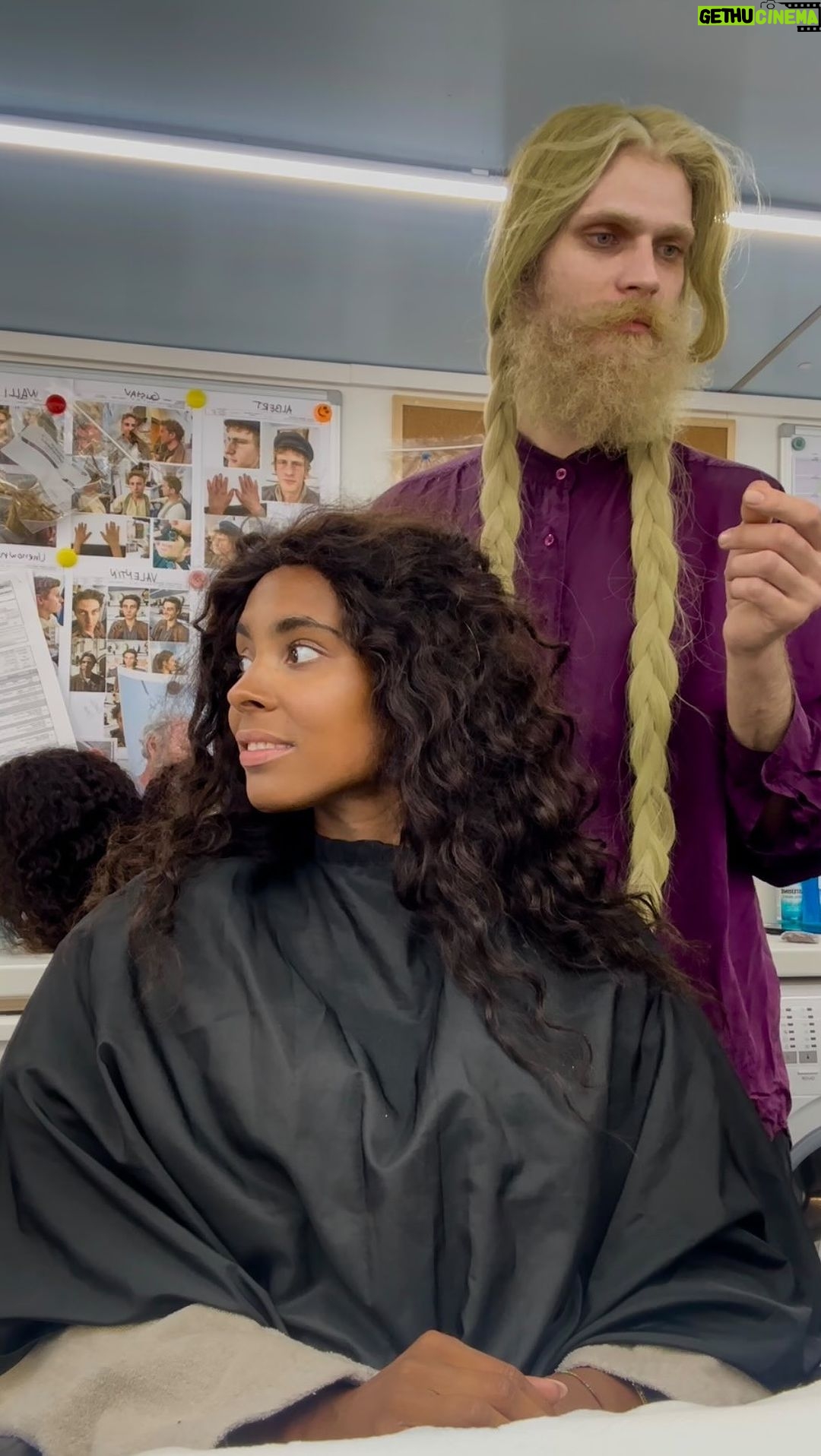 Sharon Battiste Instagram - Wirklich eine faszinierende Zeit am Set von Sisi 3. ✨ Ein Gefühl der Freude und Erfüllung, endlich wieder vor der Kamera zu stehen. 🎬✨ #actress #sisi #behindthechairstylist #wig #passion #rtl