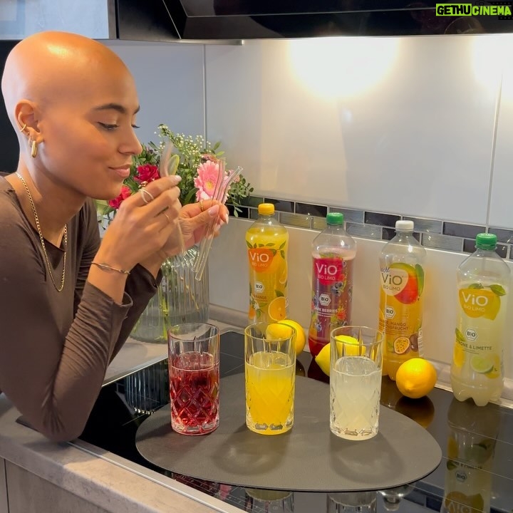 Sharon Battiste Instagram - Anzeige | 🌱 Obwohl der Veganuary sich dem Ende zuneigt, habe ich mich entschlossen auch in Zukunft vegane Rezepte in meinen Alltag einzubauen, denn veganes Essen ist nicht nur gut für die Umwelt und Tiere, sondern kann auch unglaublich lecker sein. Mit dabei ist meine Lieblings-ViO BiO LiMO ! 🌱 Probiert es aus und lasst euch von der Vielfalt überraschen - mit einem erfrischenden Schluck ViO BiO LiMO! #Veganuary #ViOBiOLiMO #Pflanzenpower #NachhaltigerGenuss ✨🌱