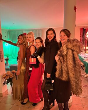 Sharon Battiste Instagram - MORD IN MONTE CARLO ♥️♠️♦️♣️

Danke, für so wundervolle Tage♥️
Danke, dass es euch gibt♥️

Ich liebe euch ♥️

#family #friendship #krimidinner #birthdaypartyfun #bondgirls #007jamesbond #goldendress