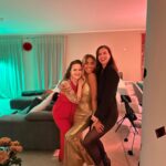 Sharon Battiste Instagram - MORD IN MONTE CARLO ♥️♠️♦️♣️ Danke, für so wundervolle Tage♥️ Danke, dass es euch gibt♥️ Ich liebe euch ♥️ #family #friendship #krimidinner #birthdaypartyfun #bondgirls #007jamesbond #goldendress