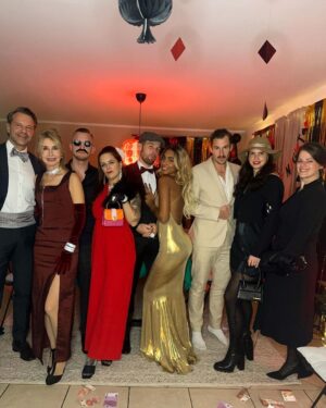 Sharon Battiste Instagram - MORD IN MONTE CARLO ♥️♠️♦️♣️

Danke, für so wundervolle Tage♥️
Danke, dass es euch gibt♥️

Ich liebe euch ♥️

#family #friendship #krimidinner #birthdaypartyfun #bondgirls #007jamesbond #goldendress