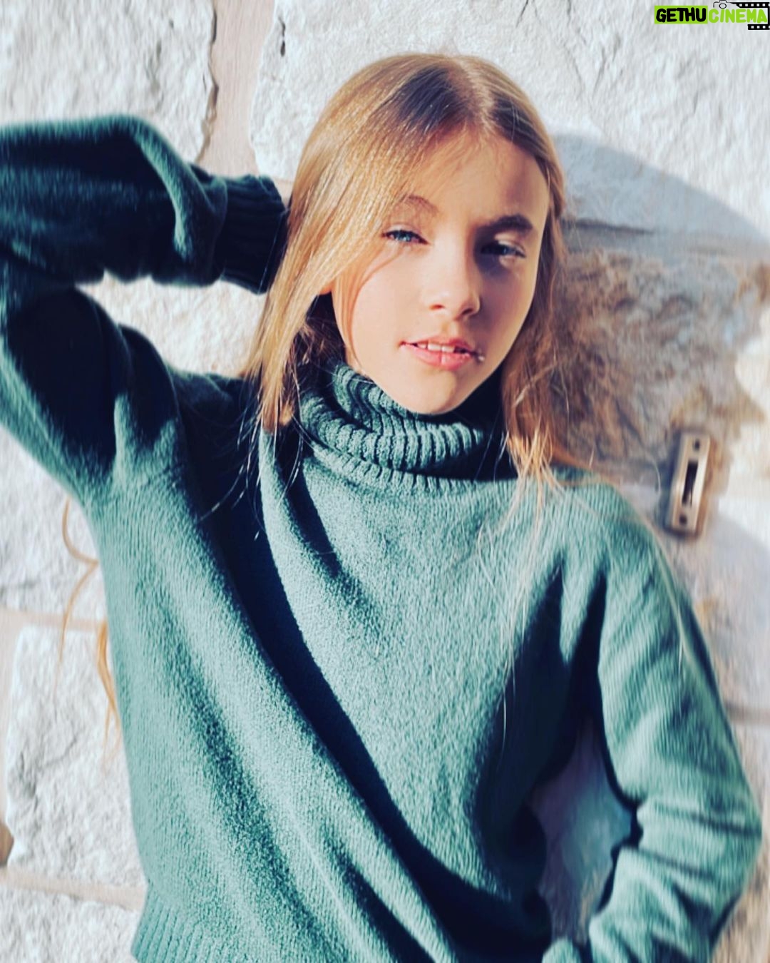 Shaylee Mansfield Instagram - It’s women herstory month. My mom, Grandma, and Grandpuppy are all immigrants… Their family is Irish, British, Asian, Portuguese, and many more. My dad and Grammy discovered several years ago that they’re of Jewish ancestry. My dad also has vitiligo which I could possibly get one day. My Deaf parents didn’t think they would have a Deaf baby until me… There was and is no other way I could have been made. I’m wholly and uniquely beautiful. They are not defects at all. They are not something to be fixed. I am unapologetically me. 🤟✨ Austin, Texas