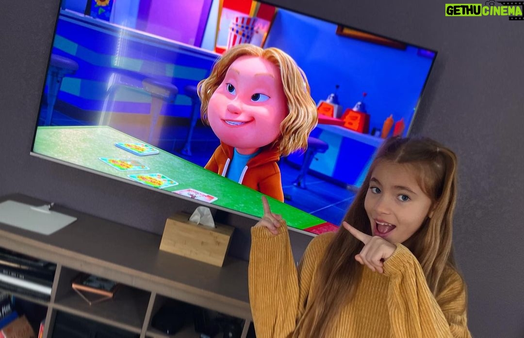Shaylee Mansfield Instagram - You’re looking at the first ever Deaf actress to be credited in a voice-over role for a signing-only animated character! So many steps and people were involved making history! Quite the milestone because the word “voice” is not just for people who “speak” with their mouth. My hands and language are very much my voice. @dreamworks recognized that and wrote the role specifically for me as well as named it after me. Teamwork do truly make the dream work! Check out my guest star appearance in Madagascar A Little Wild Season 6, Episode #5 on Hulu or Peacock. #madgascaralittlewild #childactress #americansignlanguage #voiceovertalent #moreplease
