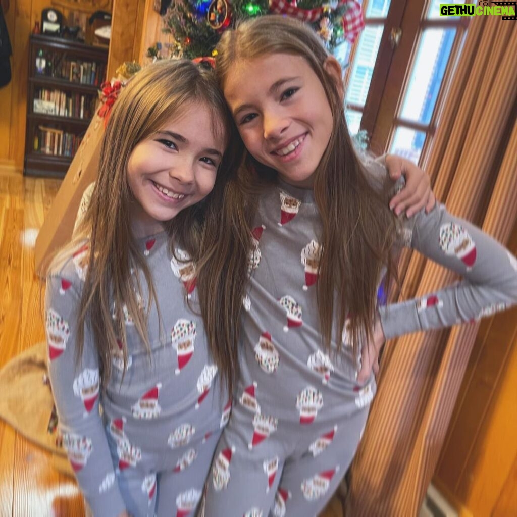 Shaylee Mansfield Instagram - Christmas and me are best friends - it’s pretty obvious in the pictures. 😄🥰🤩 May you all have the happiest and gentlest holidays this season. Hoping 2022 will be lighter and brighter for everyone. 🤟🎄 Atlanta, Georgia